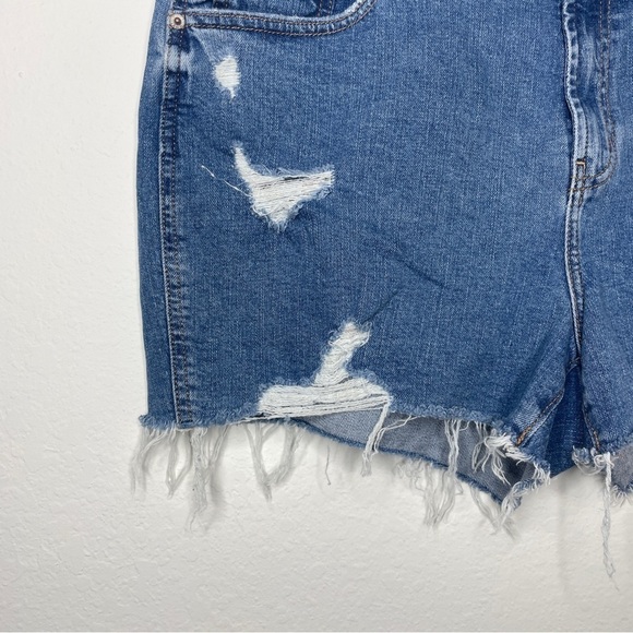NWT Old Navy Mid Rise Cutoff Boyfriend Jean Short Raw Hem - Picture 2 of 9